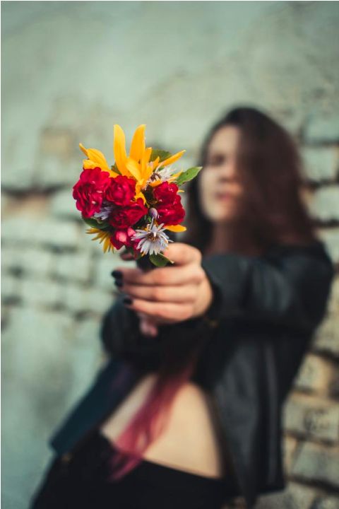 Blumen in Papierverpackung